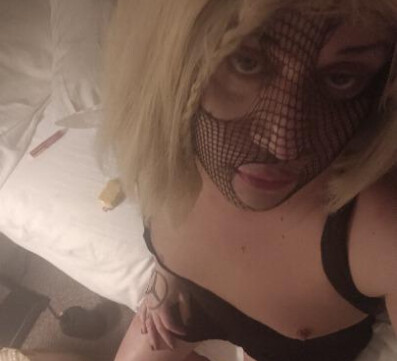 white crossdresser wants to be fed cock